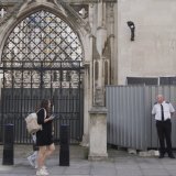 La dernière œuvre de Banksy apparaît à l'extérieur du Royal Courts of Justice à Londres. Elle représente un juge frappant avec son marteau un manifestant allongé sur le sol et tenant une pancarte. Elle a été recouverte lundi. KEYSTONE/AP/Joanna Chan